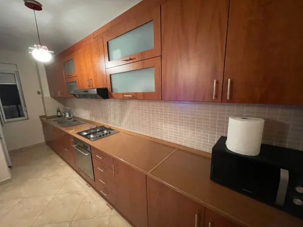 Shqiperi, jepet me qera apartament 2+1+Ballkon Kati 4, 113 m² 800 € (Liqeni i Thatë)