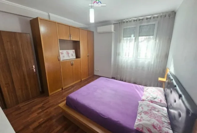 Tirane, jepet me qera apartament 3+1 Kati 3, 140 m² (Rruga Him Kolli)