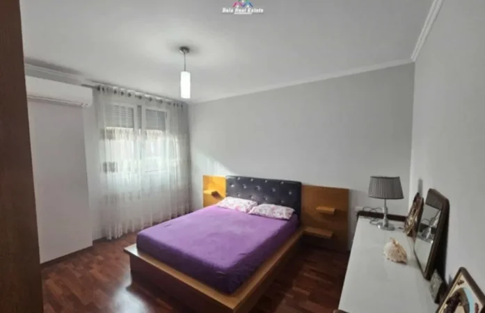Tirane, jepet me qera apartament 3+1 Kati 3, 140 m² (Rruga Him Kolli)