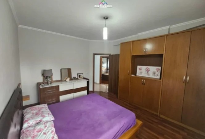 Tirane, jepet me qera apartament 3+1 Kati 3, 140 m² (Rruga Him Kolli)