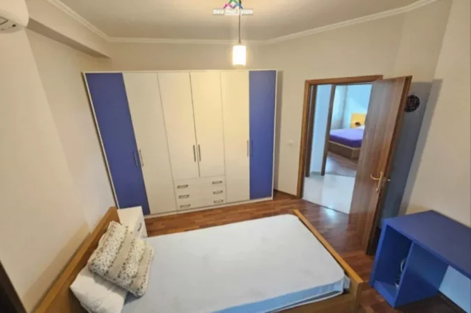 Tirane, jepet me qera apartament 3+1 Kati 3, 140 m² (Rruga Him Kolli)