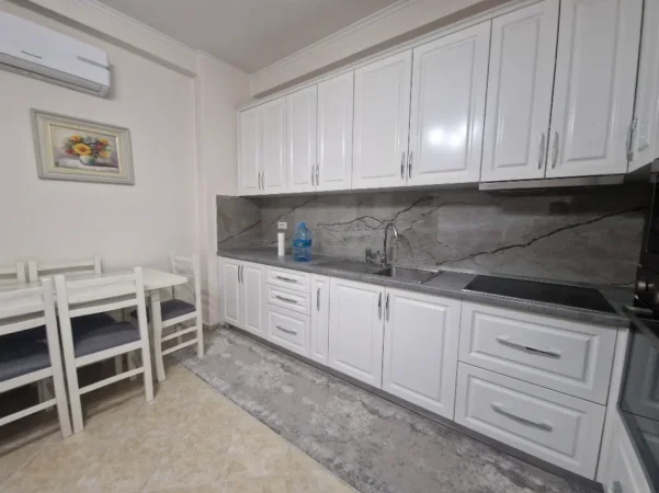 Tirane, jepet me qera apartament 1+1 Kati 1, 70 m² 400 € (Pallatet Cabej)