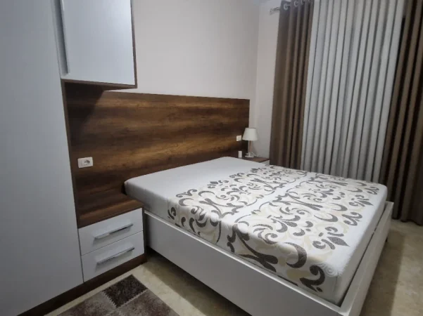 Tirane, jepet me qera apartament 1+1 Kati 1, 70 m² 400 € (Pallatet Cabej)