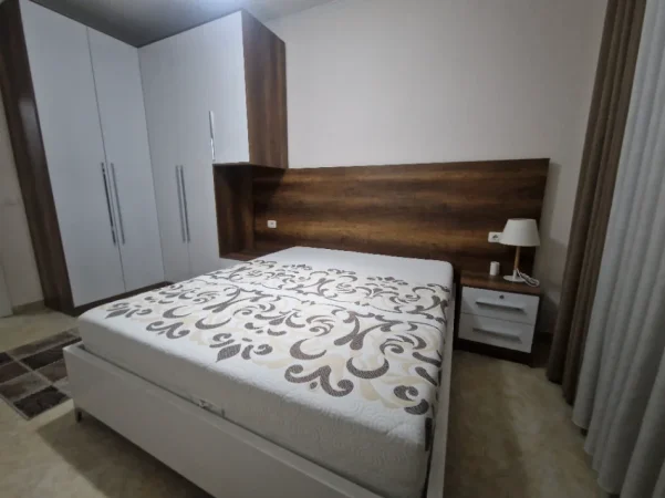 Tirane, jepet me qera apartament 1+1 Kati 1, 70 m² 400 € (Pallatet Cabej)