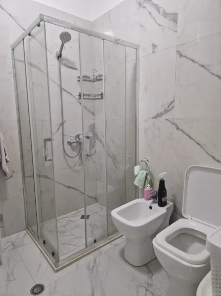 Tirane, jepet me qera apartament 1+1 Kati 1, 70 m² 400 € (Pallatet Cabej)