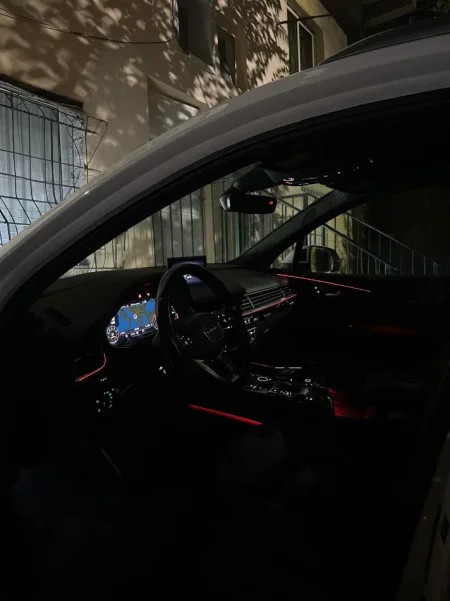 Tirane, shes makine Audi Q7 Benzin, e bardhë automatik Kondicioner 220.000 km 17.000 €