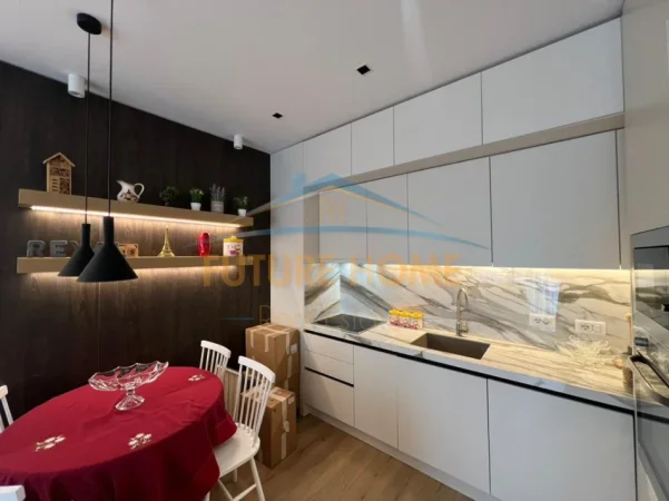 Tirane, shitet apartament 2+1+Ballkon Kati 5, 86 m² 270.000 € (Parku)