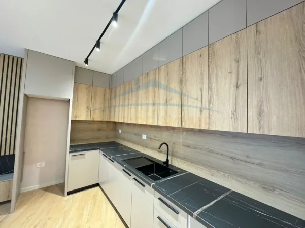 Tirane, shitet apartament 2+1+Ballkon Kati 5, 121 m² 182.000 € (Unaza e Re)