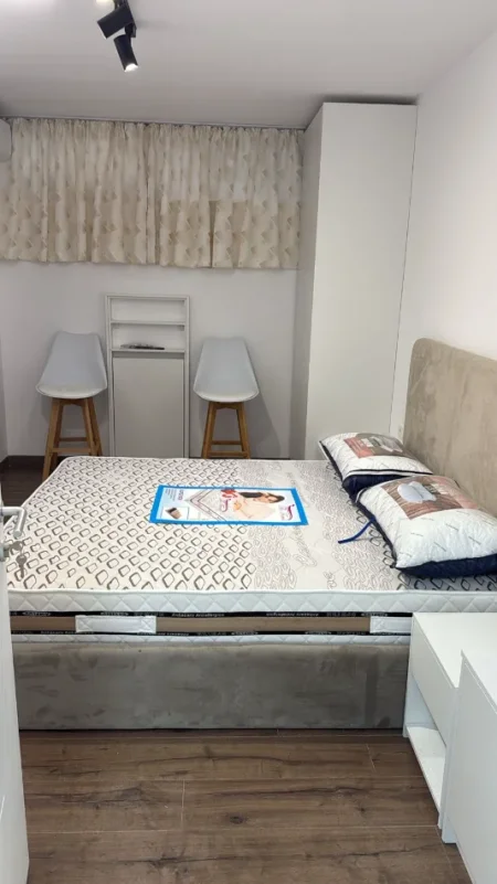 Tirane "Porcelan , jepet me qera Gazoniere Kati 1, pranë Kompleksit OXA SIP.30 m² 300 €/MUAJ