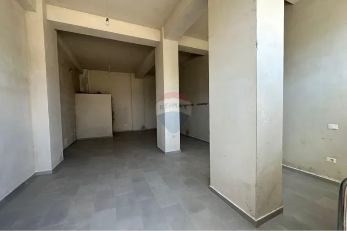 Tirane, jepet me qera dyqan , 96 m² 520 € (Astir)