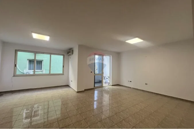 Tirane, jepet me qera zyre , 132 m² 1.500 € 