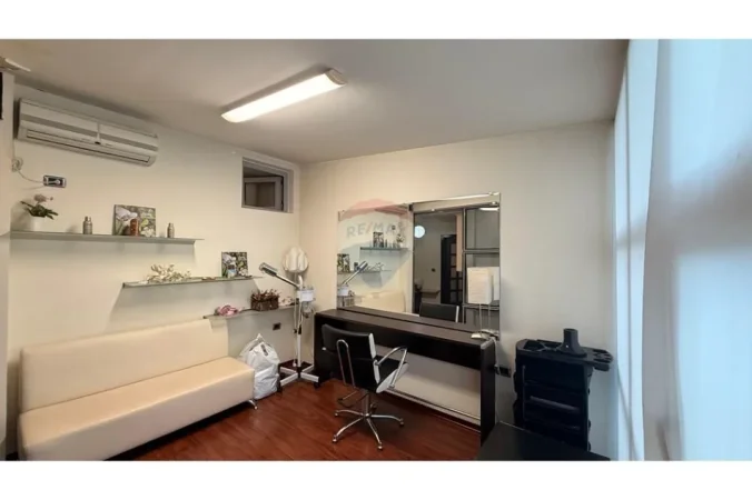 Tirane, jepet me qera zyre , 100 m² 1.040 € (Ish Ekspozita, Tiranë)