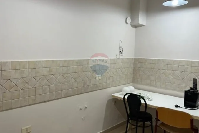 Tirane, jepet me qera zyre , 110 m² 900 € (Rr.Kavajes)