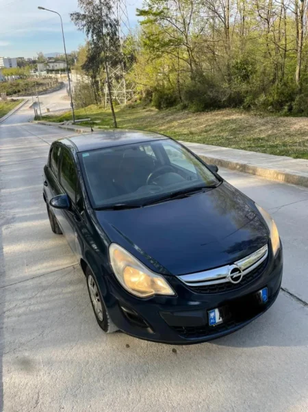 Durres, shes makine Opel corsa Benzin, blu automatik Kondicioner 140 km 3.300 €