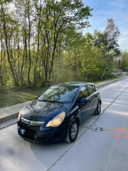 Durres, shes makine Opel corsa Benzin, blu automatik Kondicioner 140 km 3.300 €