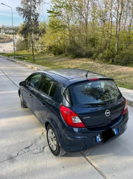 Durres, shes makine Opel corsa Benzin, blu automatik Kondicioner 140 km 3.300 €