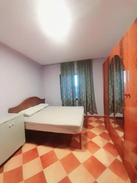 Tirane, jepet me qera apartament 1+1 Kati 2, 77 m² 38.000 Leke te Reja, (Pranë Fakultetit të Mjeksisë, Rruga Dibrës, Tiranë.)