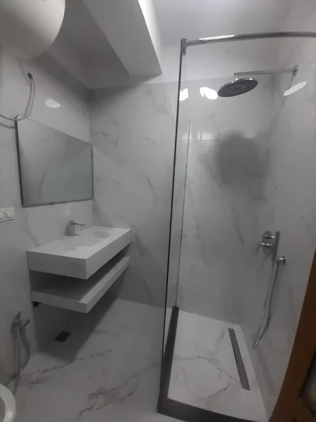 Tirane, jepet me qera apartament 1+1 Kati 2, 77 m² 38.000 Leke te Reja, (Pranë Fakultetit të Mjeksisë, Rruga Dibrës, Tiranë.)