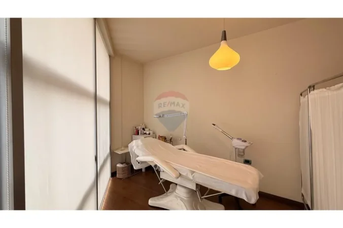 Tirane, jepet me qera ambjent biznesi Kati 1, 100 m² 1.000 € (ish Ekspozita)