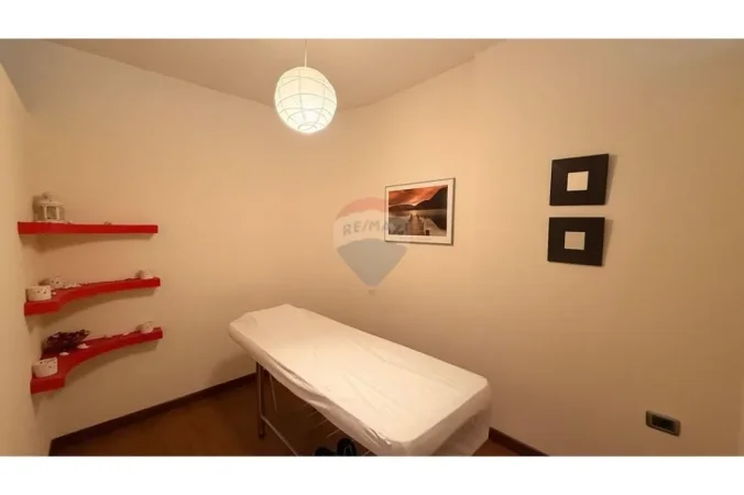 Tirane, jepet me qera ambjent biznesi Kati 1, 100 m² 1.000 € (ish Ekspozita)