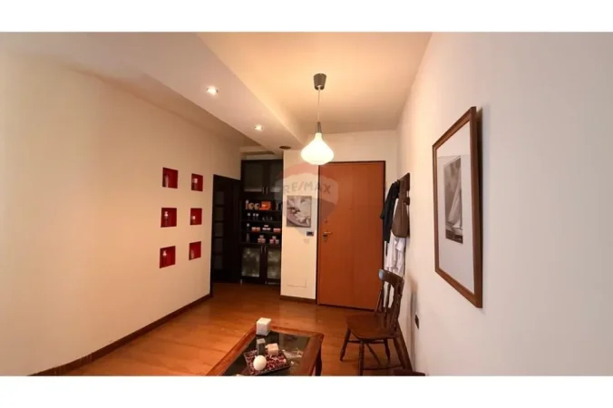 Tirane, jepet me qera ambjent biznesi Kati 1, 100 m² 1.000 € (ish Ekspozita)