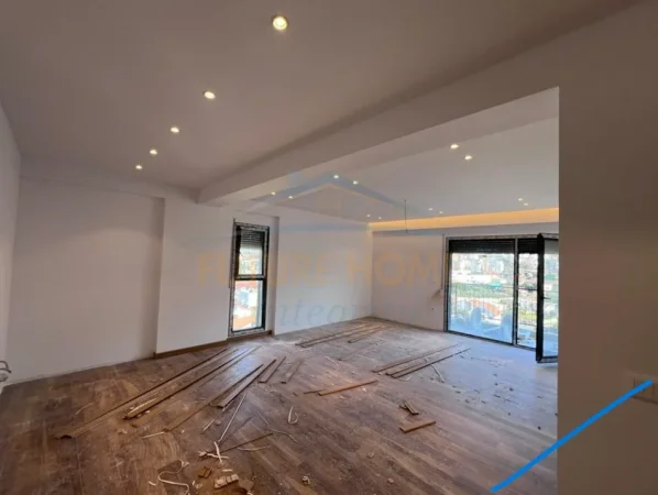 Tirane, shitet apartament 2+1+Ballkon Kati 8, 102 m² 179.000 € (Porcelan)