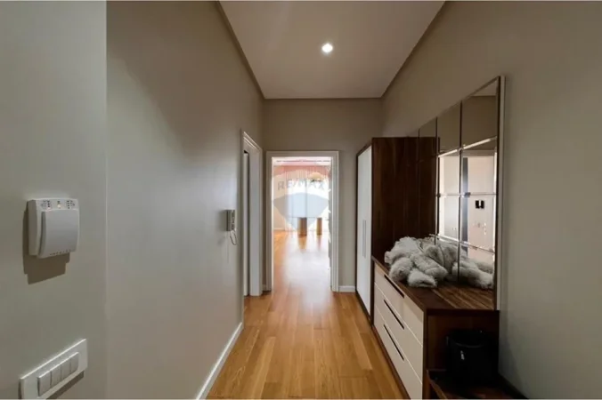 Tirane, jepet me qera apartament 2+1+Ballkon Kati 2, 2.000 € (kopshti Botanik)