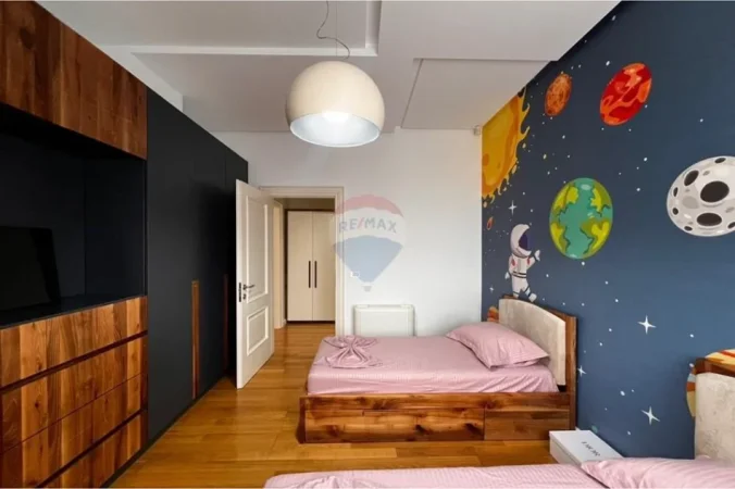 Tirane, jepet me qera apartament 2+1+Ballkon Kati 2, 2.000 € (kopshti Botanik)