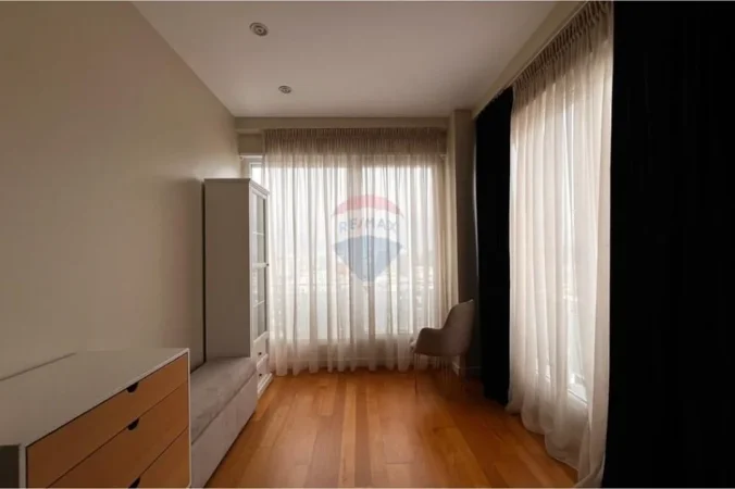 Tirane, jepet me qera apartament 2+1+Ballkon Kati 2, 2.000 € (kopshti Botanik)
