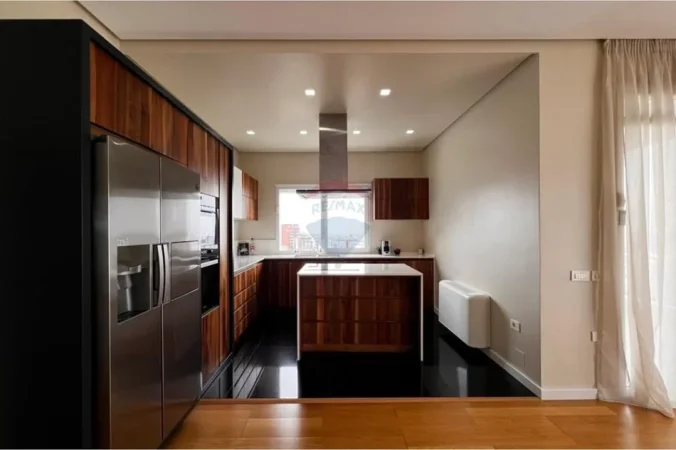 Tirane, jepet me qera apartament 2+1+Ballkon Kati 2, 2.000 € (kopshti Botanik)