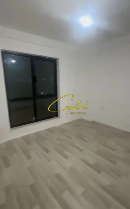 Tirane, jepet me qera ambjent biznesi Kati 3, 120 m² 450 € (5 MAJI)