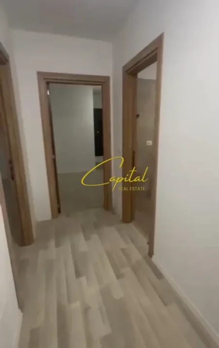 Tirane, jepet me qera ambjent biznesi Kati 3, 120 m² 450 € (5 MAJI)