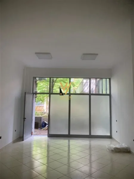 Tirane, shitet dyqan Kati 0, 38 m² 145.000 € (RRUGA ISLAM ALLA)