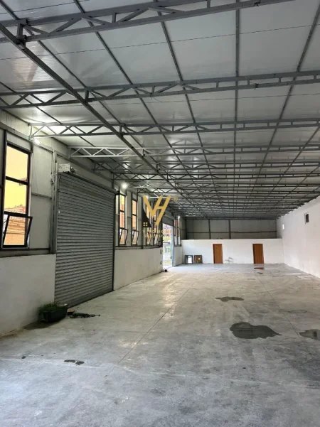 Tirane, jepet me qera magazine Kati 0, 1.250 m² 2.300 € (VORE)