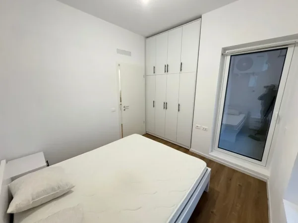 Tirane, jepet me qera apartament 1+1 Kati 7, 