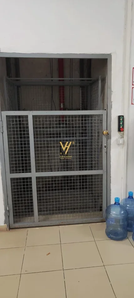 Tirane, jepet me qera magazine Kati 0, 900 m² 2.850 € (KOMBINAT)