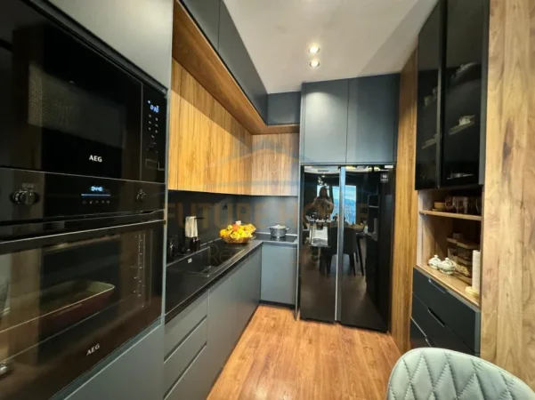 Shitet, Apartament 2+1+2, Tirana Garden Building, Tirane.