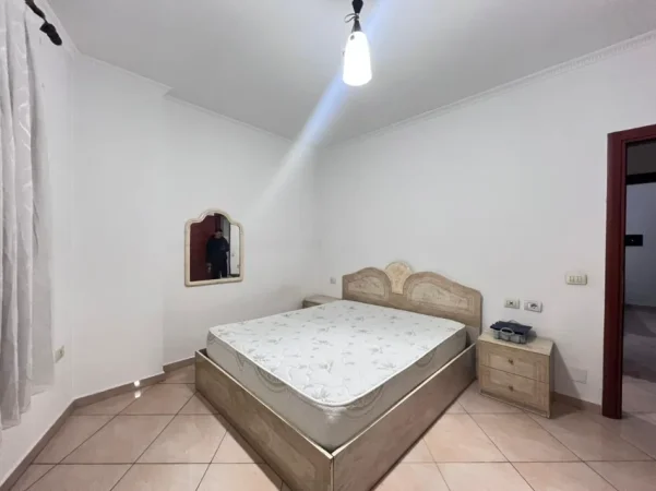 Tirane, jepet me qera apartament 1+1 Kati 4, 72 m² 500 € (Oxhaku /Rr.Xhanfize Keko)
