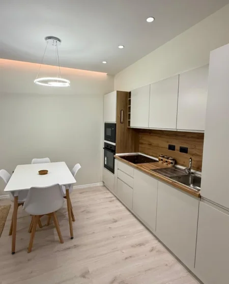 Tirane, jepet me qera 1+1 , 75 m² 750 € 