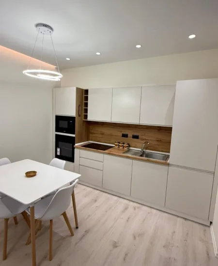 Tirane, jepet me qera 1+1 , 75 m² 750 € 