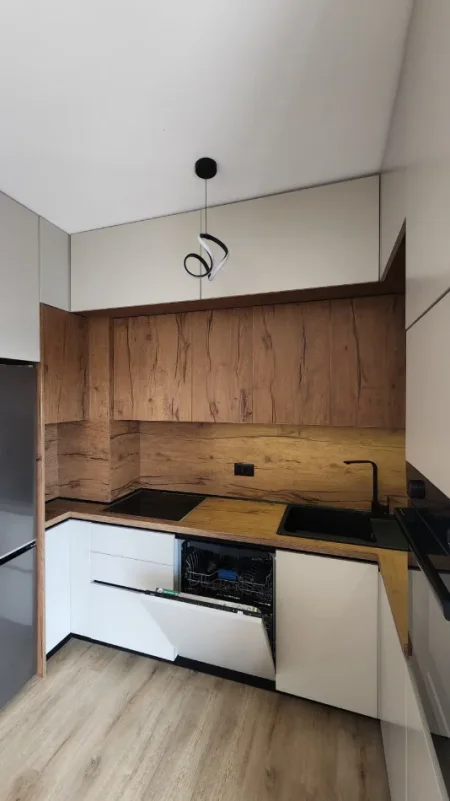 Tirane, jepet me qera apartament 2+1 Kati 8, 550 m² 550 € (UNIVERS CITY)