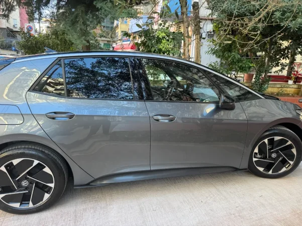 Tirane, shes makine VW Voklswagen Elektrike, gri metalizato automatik Klima 2.000 km 21.000 €