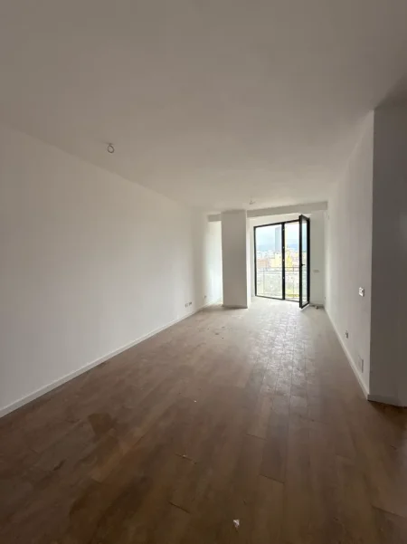 Tirane, jepet me qera zyre Kati 5, 75 m² 600 € (Mine Peza)