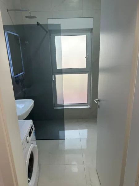 Tirane, jepet me qera apartament 1+1+Ballkon Kati 7, 50 m² 450 € (Rezidenca Kadiu/Rr.Pasho Hysa)