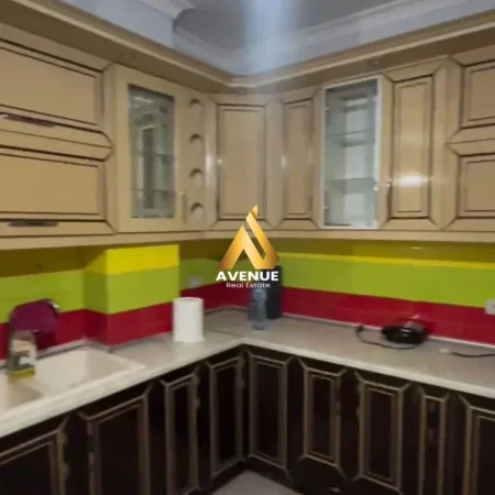 Tirane, jepet me qera apartament 2+1+Ballkon Astir 450 € (Rruga Teodor Keko)