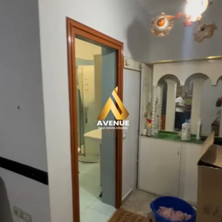 Tirane, jepet me qera apartament 2+1+Ballkon Astir 450 € (Rruga Teodor Keko)