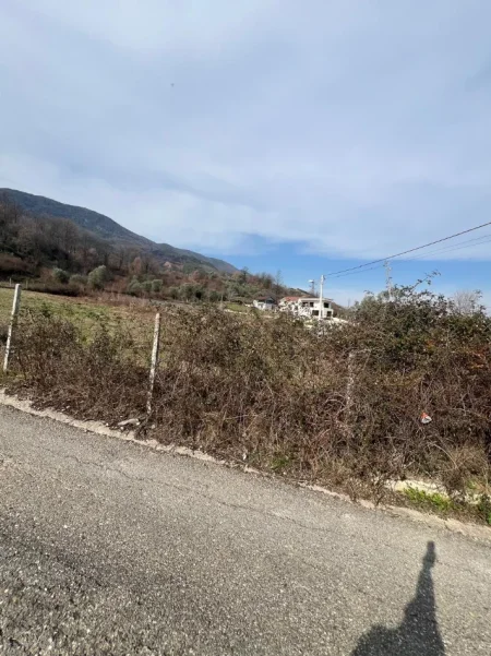 Tirane, shitet truall , 1.350 m² 165.000 € (Berzhite)