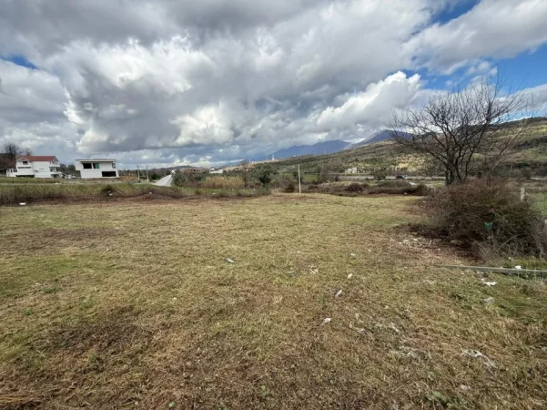 Tirane, shitet truall , 1.350 m² 165.000 € (Berzhite)