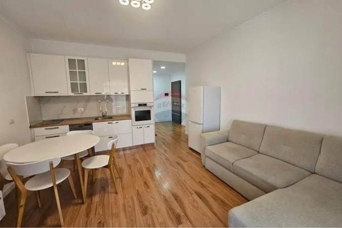Tirane, jepet me qera apartament 1+1+Ballkon Kati 3, 75 m² 600 € (Rruga e Barrikadave)
