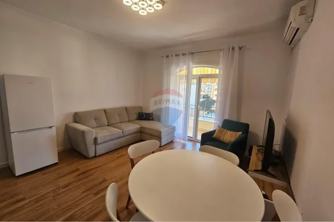 Tirane, jepet me qera apartament 1+1+Ballkon Kati 3, 75 m² 600 € (Rruga e Barrikadave)